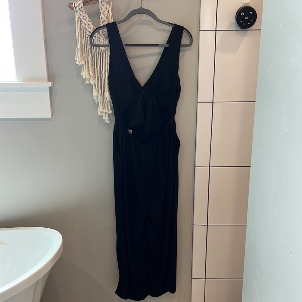 Elegant Black Sleeveless Dress - Picture 2 of 2
